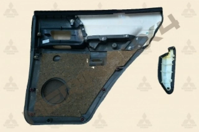 GUARNECIDO DE LA PUERTA TRASERA IZQUIERDA