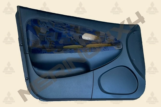 GUARNECIDO INTERIOR DE LA PUERTA DELANTERA IZQUIERDA