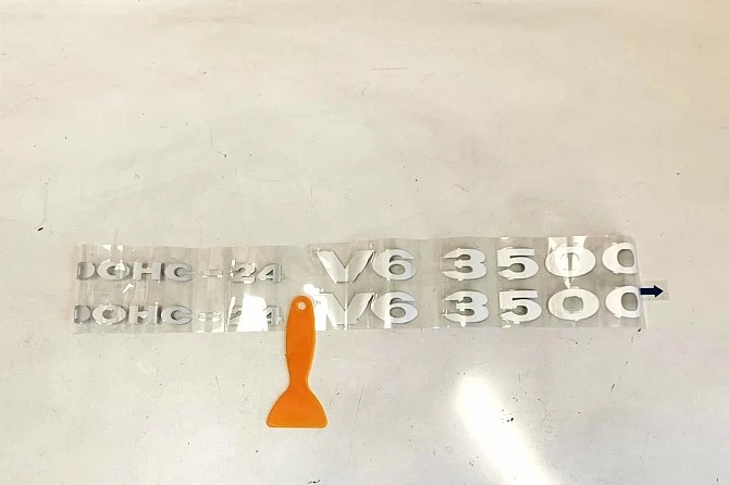 PEGATINA LATERAL DOHC-24 V6 3500 (BLANCO)