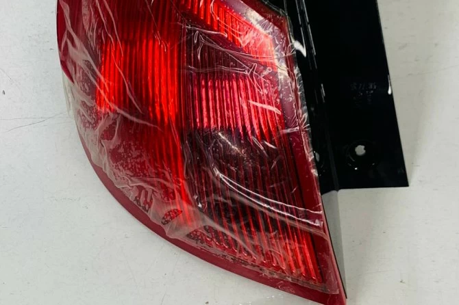 PILOTO TRASERO IZQUIERDO EXTERIOR PARA COLT