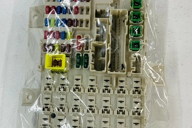 CAJA DE FUSIBLES PARA COLT 2009-2012