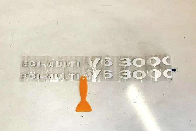 PEGATINA LATERAL ECI-MULTI V6 3000 (BLANCO)