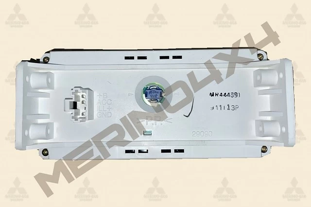 RELOJ DIGITAL Y PANTALLA DEL ORDENADOR DE A BORDO DEL SALPICADERO