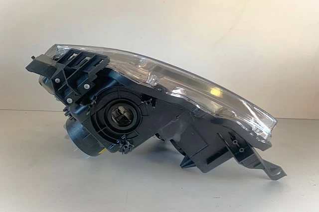 FARO DELANTERO IZQUIERDO DE XENON PARA V80