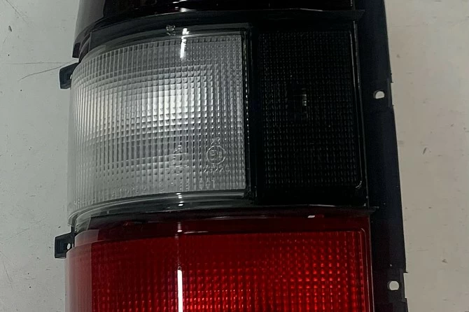 PILOTO TRASERO DERECHO DE V20