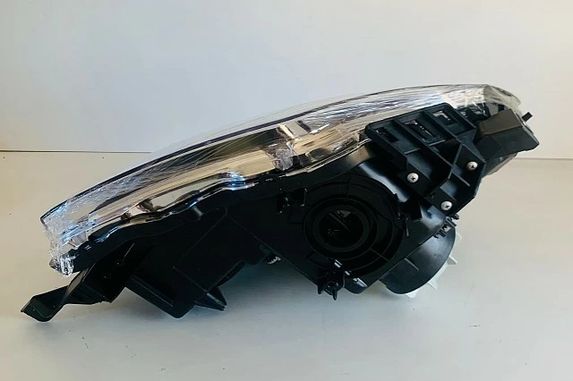FARO DELANTERO DERECHO DE XENON PARA V80