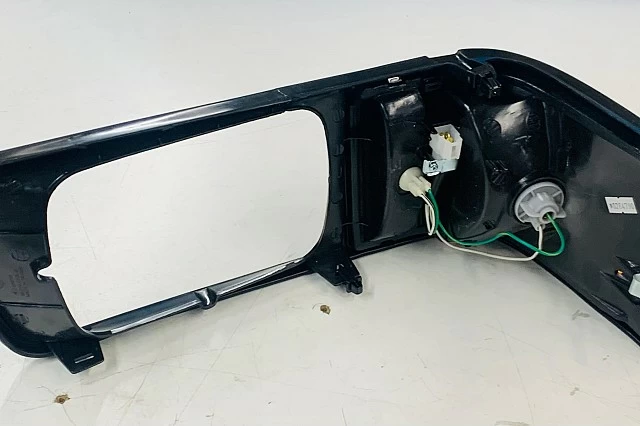 MOLDURA DERECHA DE FAROS DELANTEROS PARA L300