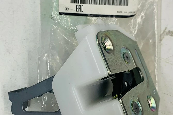 PESTILLO DERECHO DEL PORTON TRASERO