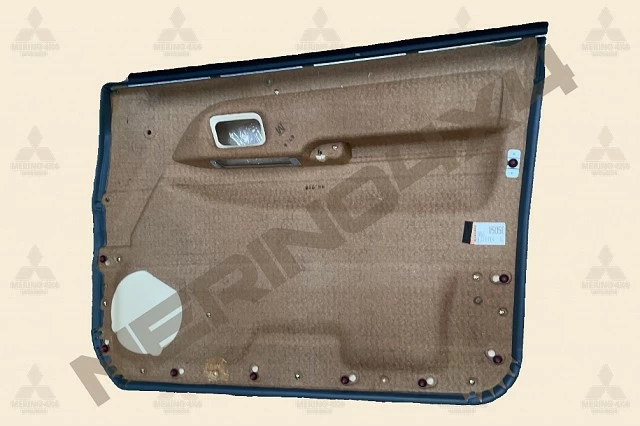 GUARNECIDO INTERIOR DE LA PUERTA DELANTERA IZQUIERDA