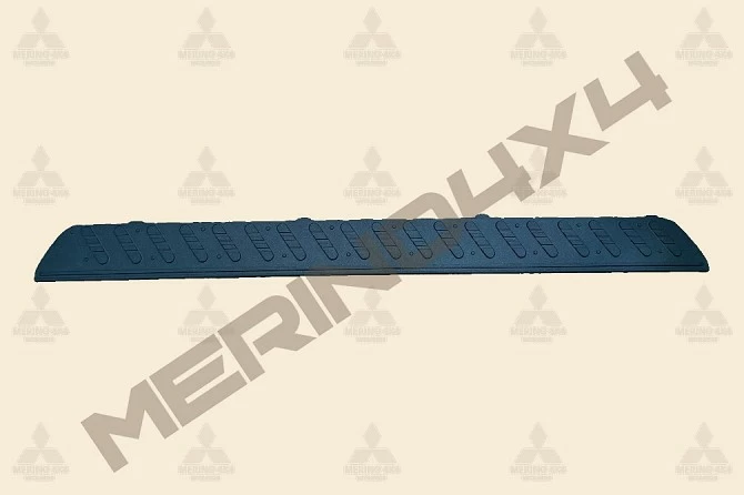 CUBIERTA DEL ESTRIBO LATERAL DERECHO