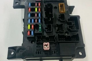 UNIDAD DE CONTROL (CAJA DE FUSIBLES)
